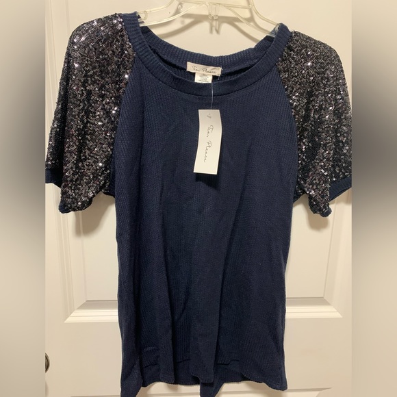 Beautiful flattering Timeless Style Top w just the right amt of class & Glamour - Picture 4 of 4